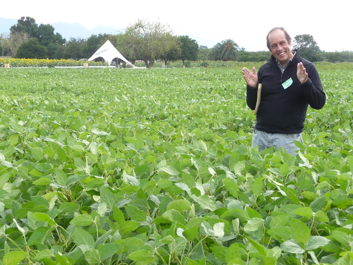 Juan Risi en campo de soya en Bolivia